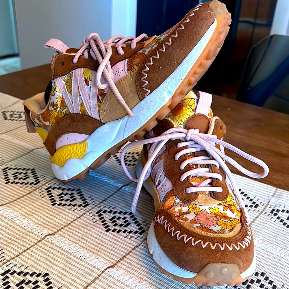 Chelsea and Violet Lola Floral Sneakers size 8.5